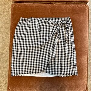 Textured Madewell check wrap skirt. Size 4.